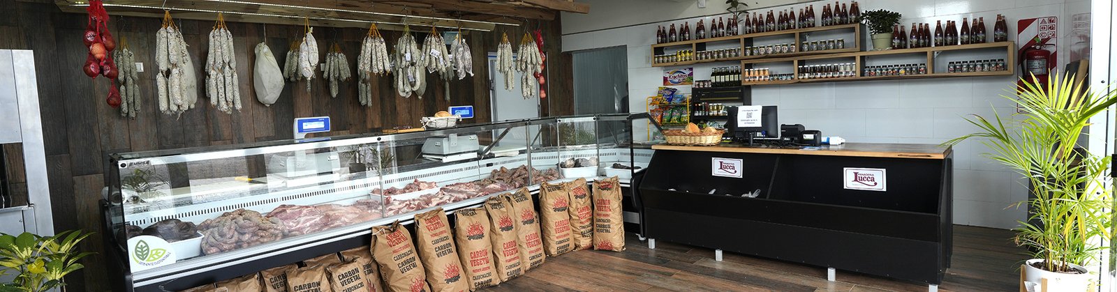Interior del local con mostrador refrigerado